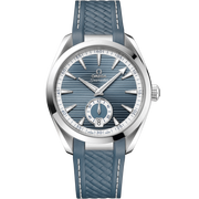 Quadrante argentato sunburst dell’Omega Seamaster Aqua Terra 41 mm con piccoli secondi a ore 6, indici a bastone rodiati e datario a ore 3
